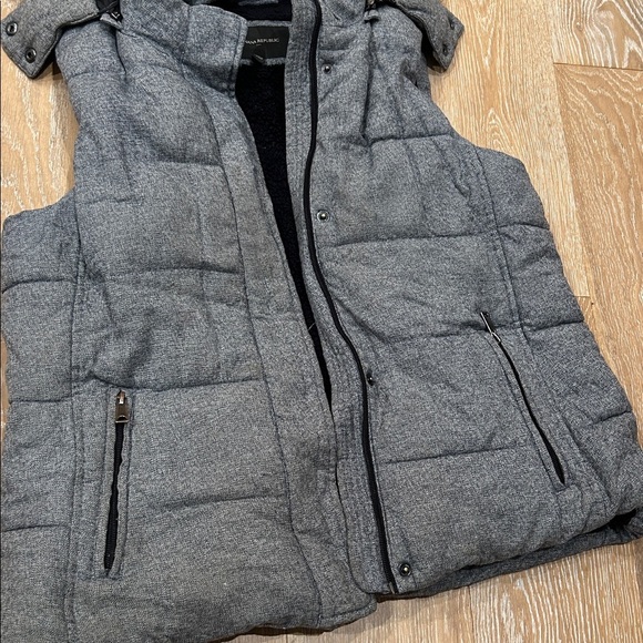 Banana Republic Gray Puffer Vest - Picture 4 of 9